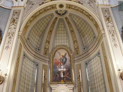 La mensa � sormontata da sei alti candelabri dorati e dietro di essa, sulla parete di fondo riccamente decorata...